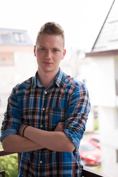 Homme debout au balcon — Photo