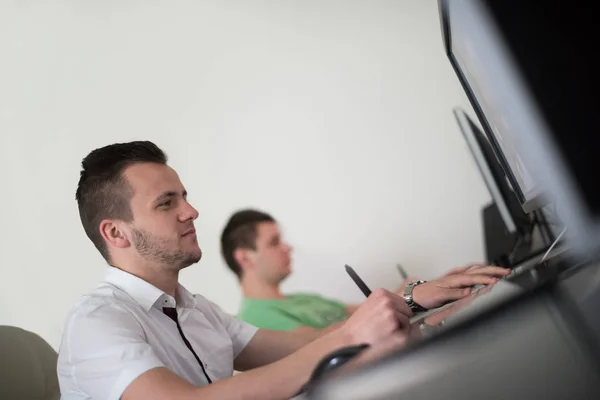 Eine Gruppe von Grafikern bei der Arbeit — Stockfoto