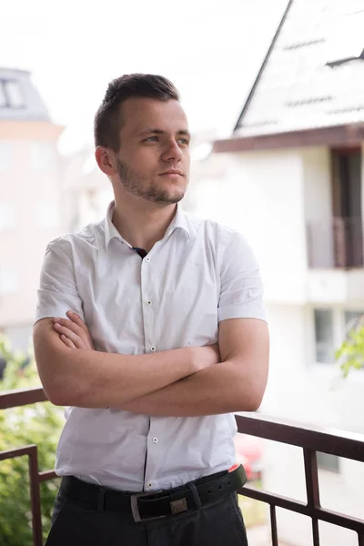 Mann steht auf Balkon — Stockfoto