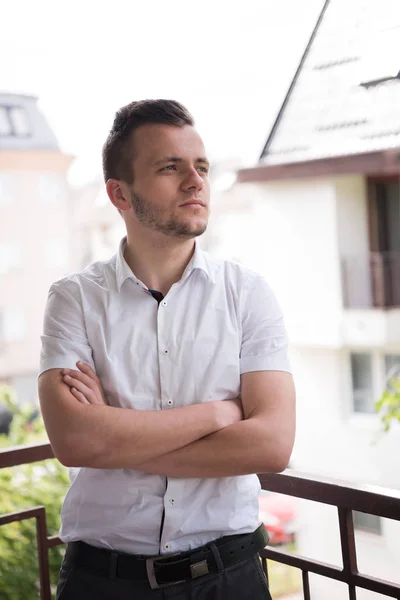 Homme debout au balcon — Photo