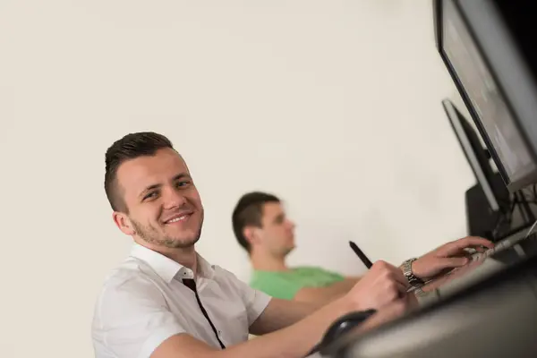 Eine Gruppe von Grafikern bei der Arbeit — Stockfoto