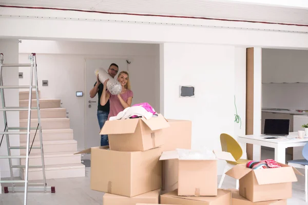 Pasangan yang membawa karpet pindah ke rumah baru — Stok Foto