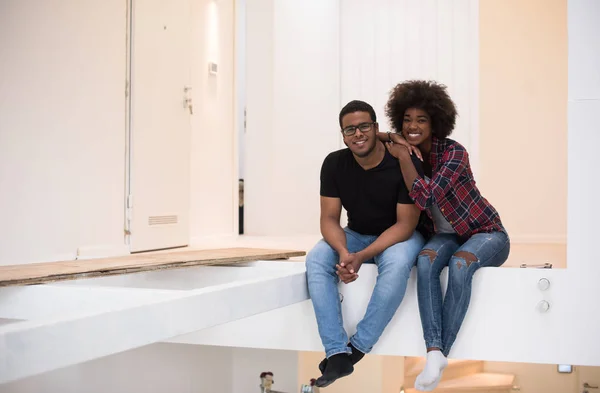 Pareja teniendo descanso durante la mudanza a nueva casa — Foto de Stock