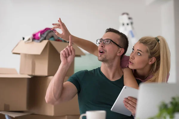 Jong stel verhuizen in een nieuw huis — Stockfoto