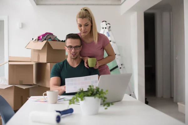 Pareja joven mudándose en un nuevo hogar — Foto de Stock