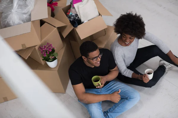 Afrikanisch-amerikanisches Paar entspannt sich in neuem Haus — Stockfoto