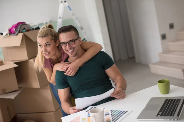 Junges Paar zieht in ein neues Zuhause — Stockfoto