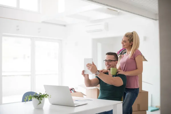 Pareja joven mudándose en un nuevo hogar — Foto de Stock