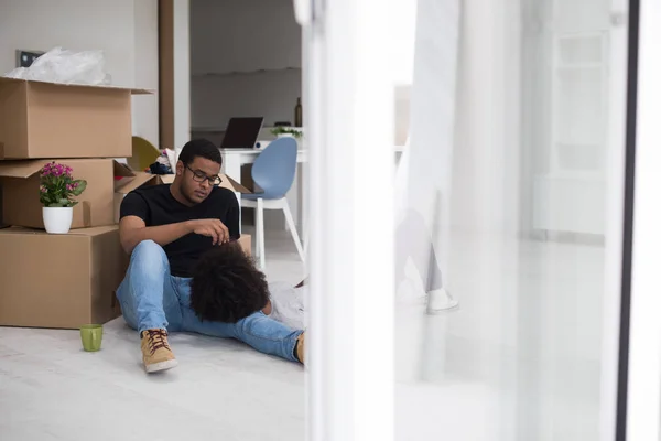 Afrikaanse Amerikaanse echtpaar ontspannen in het nieuwe huis — Stockfoto