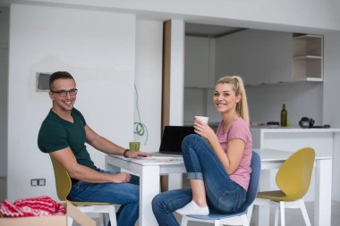 Genç çift yeni bir eve taşınıyor.