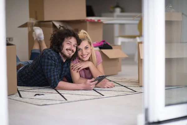 Pareja joven moviéndose en un piso nuevo — Foto de Stock