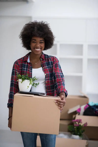Menina preta se movendo no novo apartamento — Fotografia de Stock