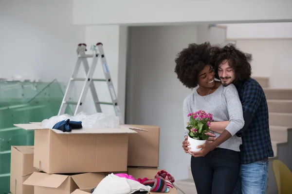 Casal multiétnico se mudando para uma nova casa — Fotografia de Stock