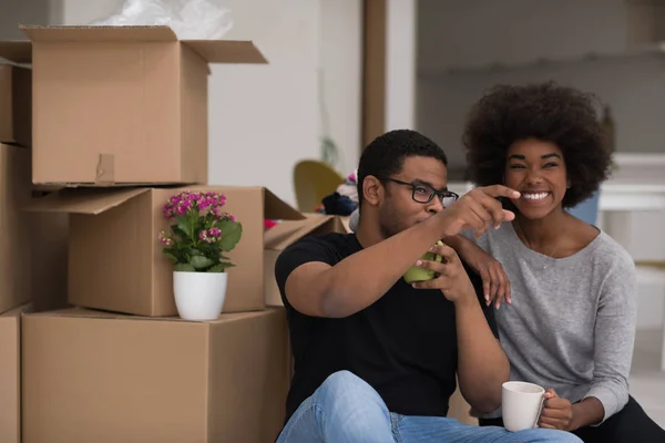 Afrikanisch-amerikanisches Paar entspannt sich in neuem Haus — Stockfoto