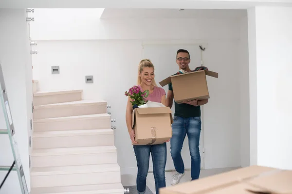 Νεαρό ζευγάρι κινείται σε ένα νέο σπίτι — Φωτογραφία Αρχείου