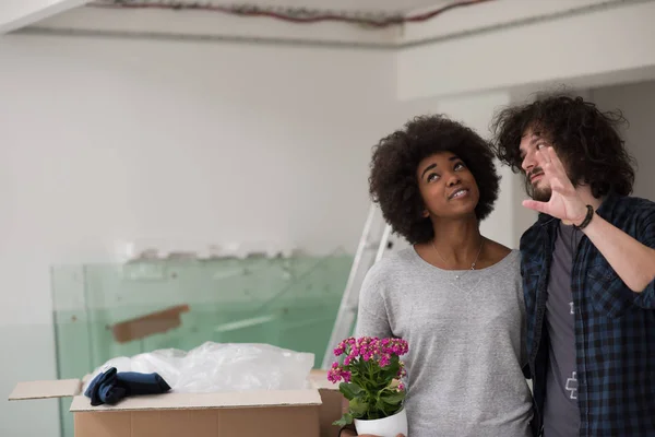 Casal multiétnico se mudando para uma nova casa — Fotografia de Stock