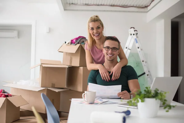 Unga par flyttar in i ett nytt hem — Stockfoto