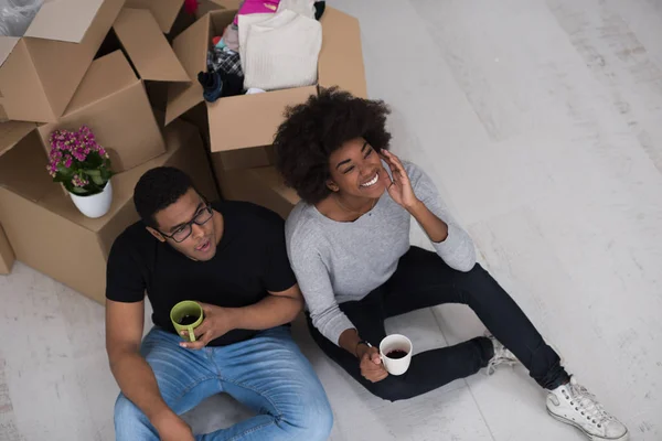 Afrikanisch-amerikanisches Paar entspannt sich in neuem Haus — Stockfoto