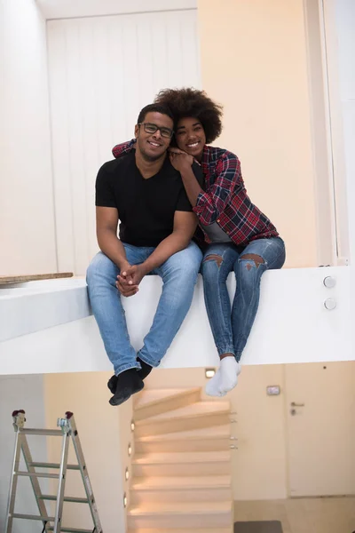 Pareja teniendo descanso durante la mudanza a nueva casa —  Fotos de Stock