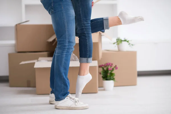 Feliz jovem casal se movendo em nova casa — Fotografia de Stock