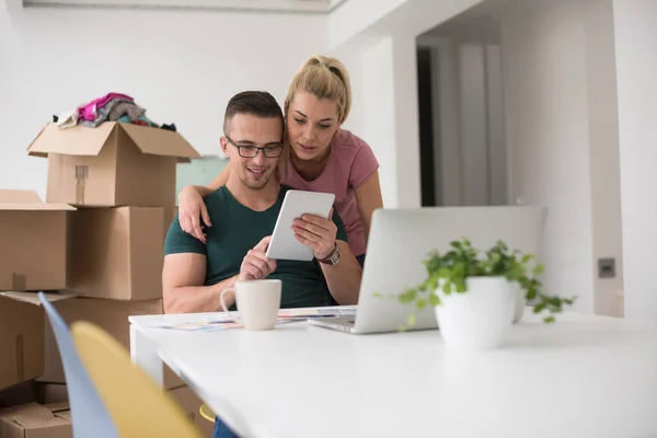 Pareja joven mudándose en un nuevo hogar — Foto de Stock