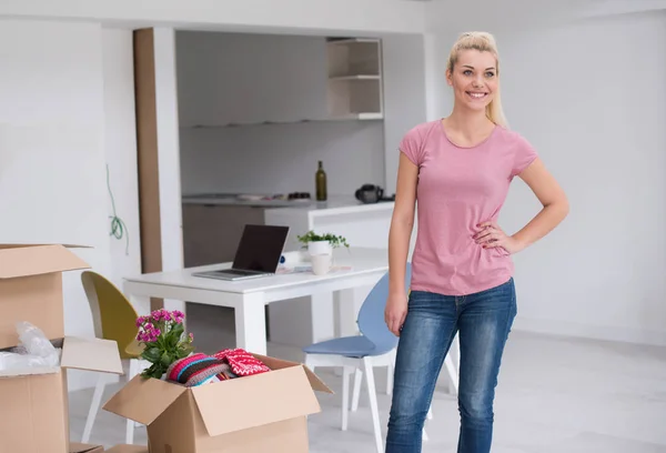 Girl moving in the new apartment — Stock Photo, Image