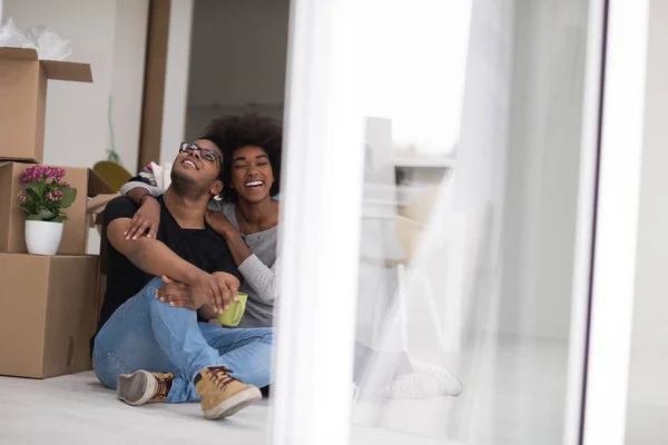 Afro-amerikai házaspár pihentető új házban — Stock Fotó