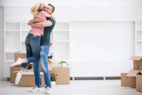 Glada unga par flyttar in nytt hus — Stockfoto