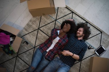 Çekici genç çok ırklı çift Üstten Görünüm