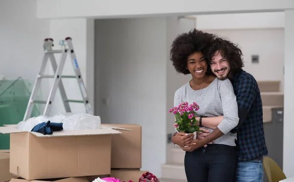 Pareja multiétnica mudarse a un nuevo hogar — Foto de Stock