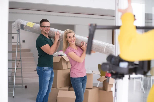 Paar mit Teppich zieht in neues Zuhause ein — Stockfoto