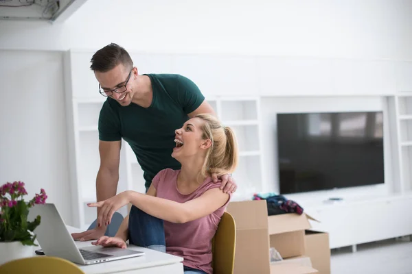 Pareja joven mudándose en un nuevo hogar — Foto de Stock