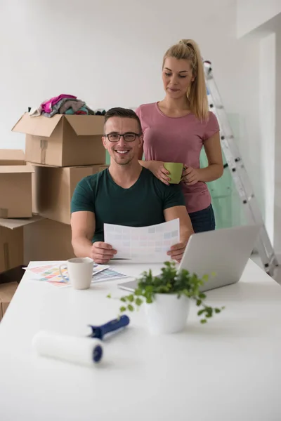 Jong stel verhuizen in een nieuw huis — Stockfoto