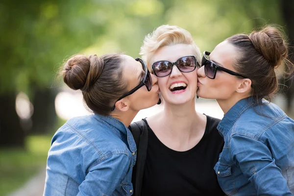 Mulheres jovens com óculos de sol — Fotografia de Stock