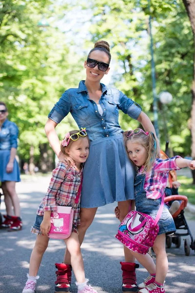 Мать с дочерьми в парке — стоковое фото