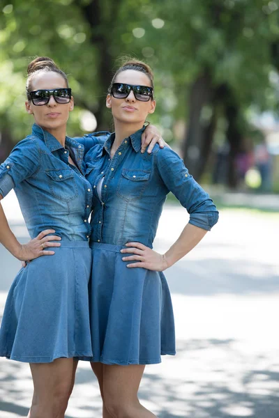 Сестры-близнецы в солнечных очках — стоковое фото