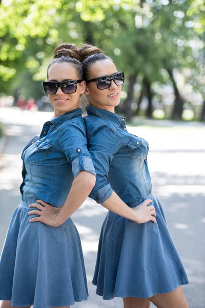 Zwillingsschwestern mit Sonnenbrille — Stockfoto