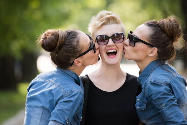 Mulheres jovens com óculos de sol — Fotografia de Stock