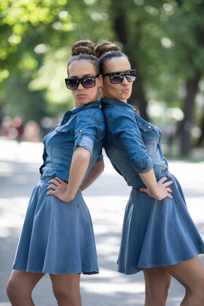 Zwillingsschwestern mit Sonnenbrille — Stockfoto