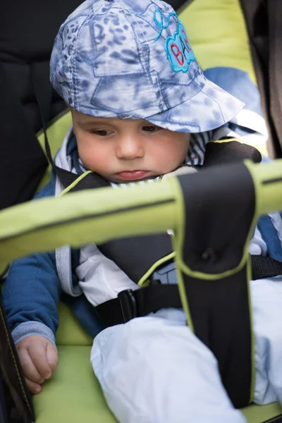 Pram に座っている男の子の赤ちゃん — ストック写真