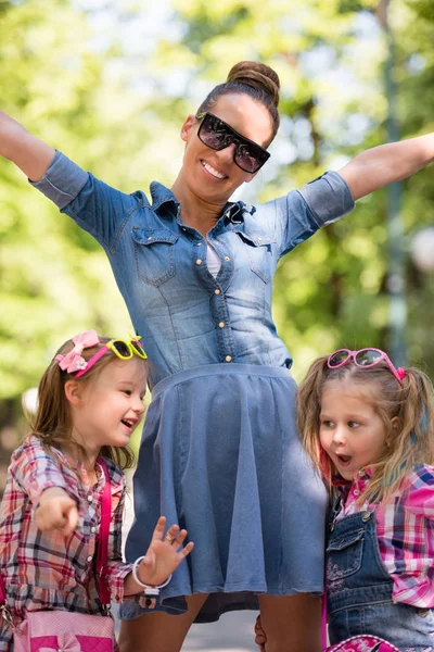 Moeder met haar dochters in het park — Stockfoto