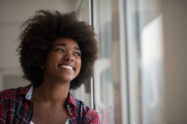 Retrato de una joven hermosa mujer negra —  Fotos de Stock