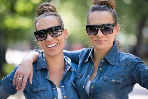 Сестри-близнюки з сонцезахисними окулярами — стокове фото
