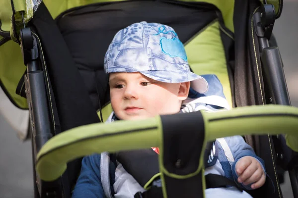 Çocuk arabası içinde oturan erkek bebek — Stok fotoğraf
