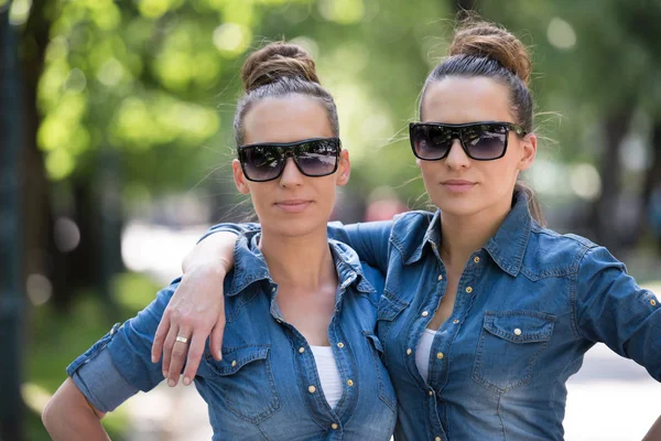 Hermanas gemelas con gafas de sol — Foto de Stock