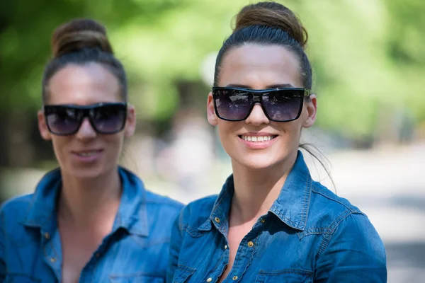 Twin sisters with sunglasses — Stock Photo, Image