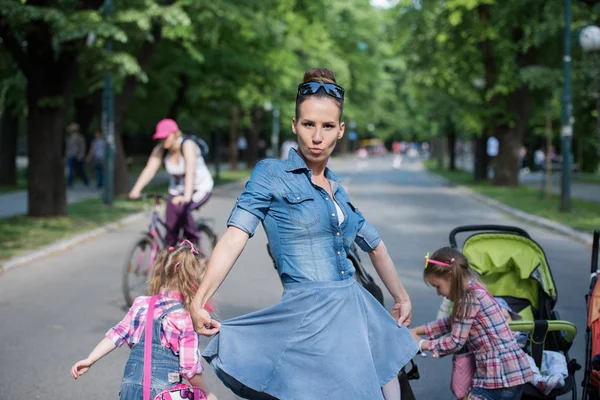 Mãe com suas filhas no parque — Fotografia de Stock