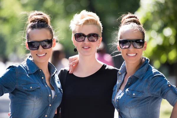 Jonge vrouwen met zonnebril — Stockfoto