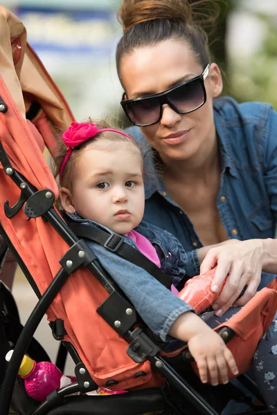 Mother and baby in the park — Stock Photo, Image