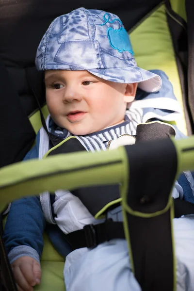 Çocuk arabası içinde oturan erkek bebek — Stok fotoğraf
